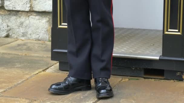 Stivali primo piano di una guardia britannica in servizio — Video Stock