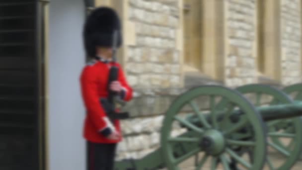 Centinela de guardia en la Torre de Londres. Imágenes borrosas — Vídeo de stock