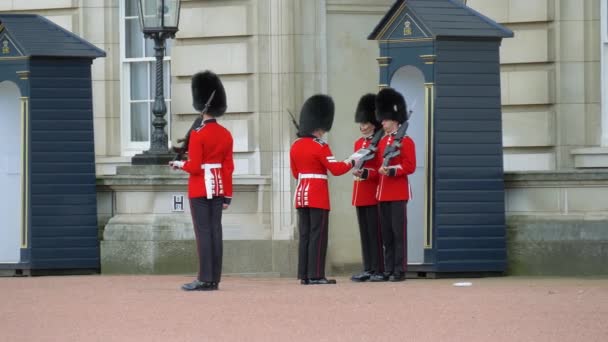 Őrségváltás a Buckingham palotában. — Stock videók