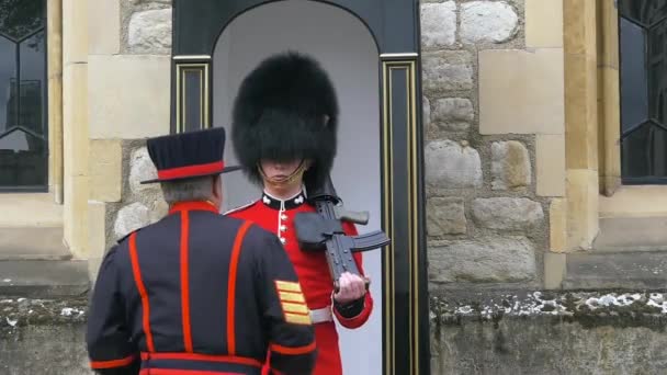 Beefeater dává instrukce britskému vojákovi — Stock video