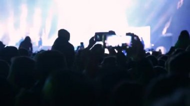 Seyirciler sanatçıyı telefonda filme aldı.