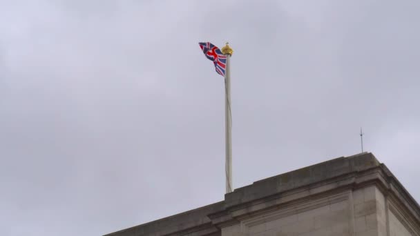 Vlajková tyč s britskou vlajkou v Buckinghamském paláci. — Stock video