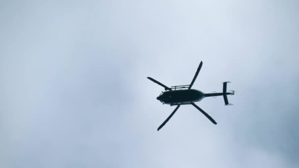 Silhueta de um helicóptero moderno no céu — Vídeo de Stock