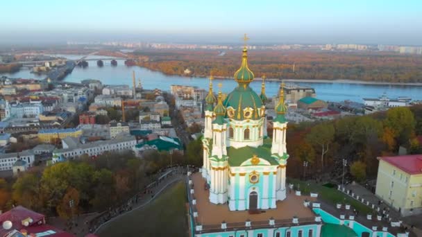 Dron letící nad kostelem sv. Ondřeje při západu slunce. — Stock video