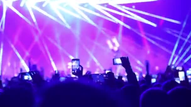 Diváci natáčeli pop umělce po telefonu — Stock video