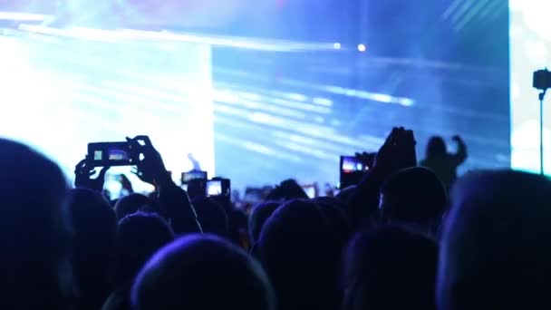 Fan taking photo and video of concert at festival. — Stock Video