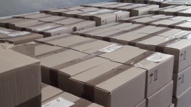 Stoklarda istiflenmiş ürünlerin olduğu kutular