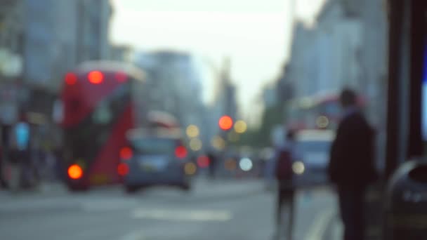 Rue animée du centre de Londres avec bus et taxi.