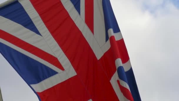 Mavi gökyüzünde rüzgarsal sallanan Birleşik Krallık Bayrağı. — Stok video
