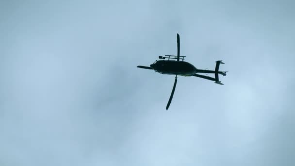 Pohled zdola nahoru vrtulníkem. — Stock video