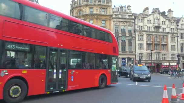 Upptagen gata i London med rörliga röda bussar, taxi — Stockvideo