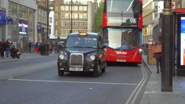 ロンドンのバス停にある2階建ての赤いバスの出発 — ストック動画