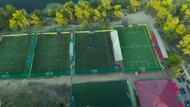 Πάρκο με πολλά γήπεδα ποδοσφαίρου κοντά στο ποτάμι. — Αρχείο Βίντεο