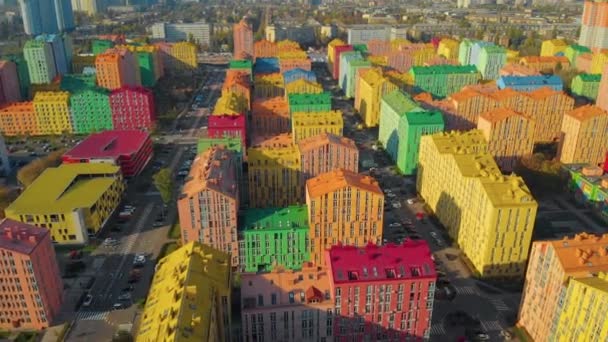 유럽 시의 다채 로운 건물들의 항공 사진 — 비디오