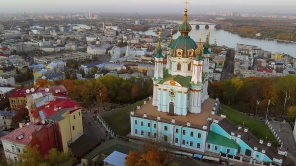 Церква святого Андрія на Санкт-Ендрюському спуску, Київ. — стокове відео