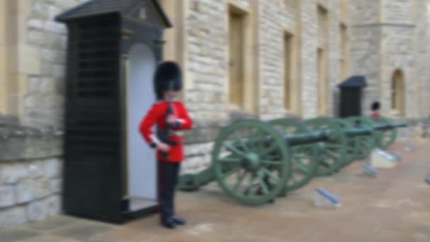 Centinela de guardia en la Torre de Londres. Imágenes borrosas — Vídeos de Stock