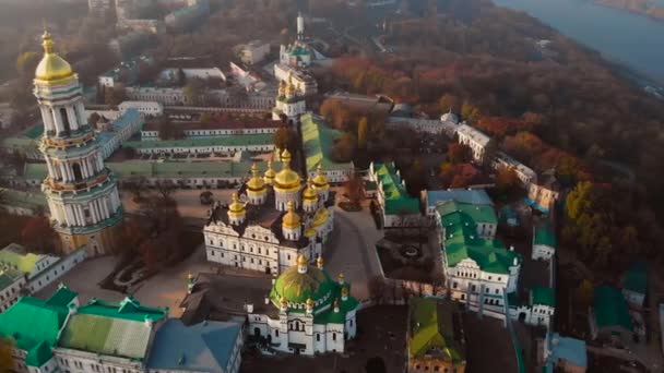 Kyjev Pechersk Lavra, pravoslavný kostel, klášter. — Stock video