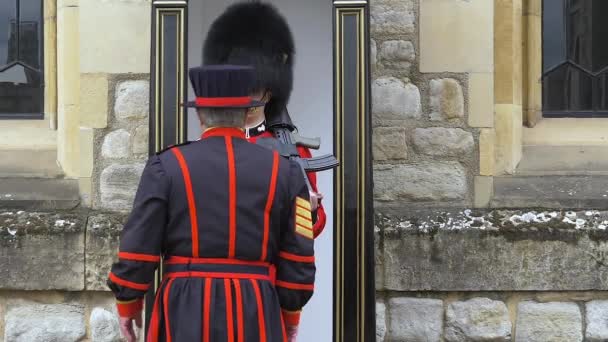Yeoman Warders en la Torre de Londres — Vídeo de stock