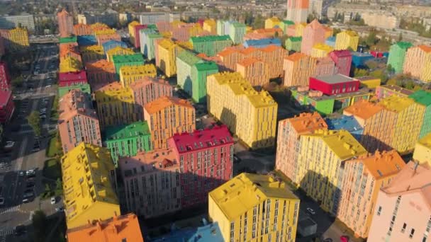 Vue aérienne du quartier des maisons colorées à Kiev — Video