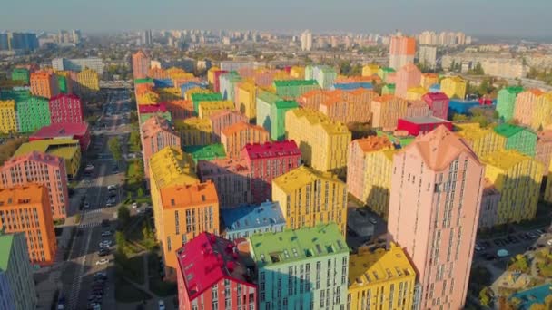 Widok z lotu ptaka na kolorowe budynki przy ulicy miejskiej. — Wideo stockowe