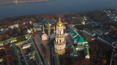 Ukrayna, Kiev Pechersk Lavra civarında Flyby. Gün batımı.