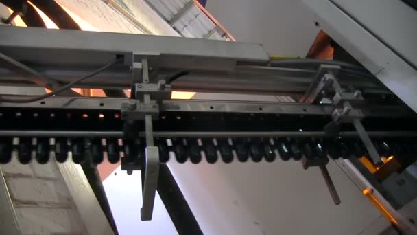 Fabbrica di imbottigliamento stampaggio plastica . — Video Stock