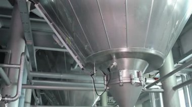 Modern bir fabrikanın içindeki soğutma sistemi..