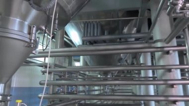 Modern bir fabrika atölyede boru hattı.