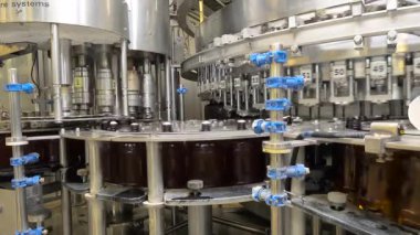 Bira fabrikasında bira şişeleme alışverişi..