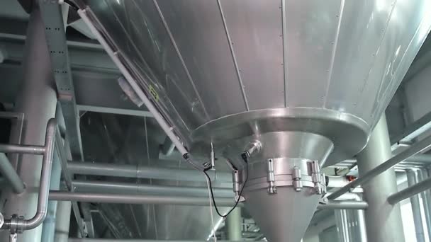 Kühlsystem im Inneren einer modernen Fabrik. — Stockvideo