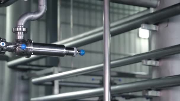 Gasleiding in de werkplaats van een moderne fabriek. — Stockvideo