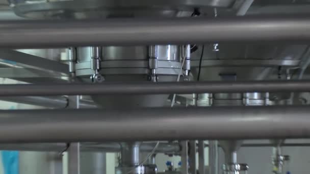 Saubere, hochwertige moderne Pipeline im industriellen Innenraum. — Stockvideo