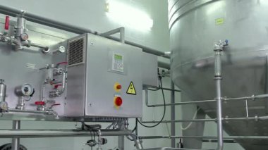 Modern Craft Bira Fabrikası. Çelik fermantasyon gemileri.