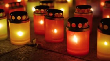 Bellekte yanan birçok fener, görüntüleri kapat