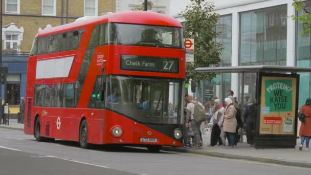 Double-decker czerwony autobus przyjazdu w przystanku autobusowym, Londyn — Wideo stockowe