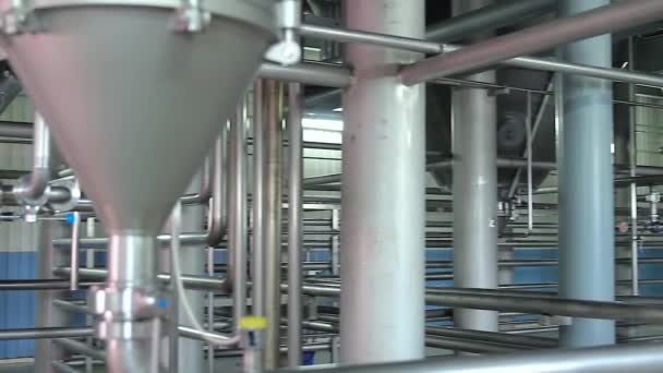 Fábrica de cerveza con muchos contenedores, de cerca . — Vídeos de Stock