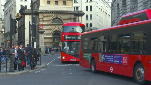 Vägskäl nära Bank Station Underground i London — Stockvideo