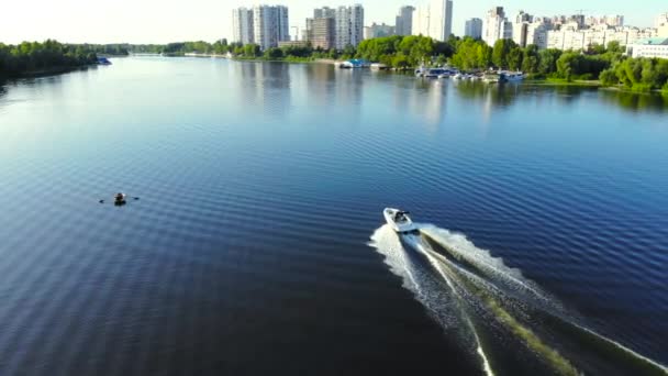 Boat sailing on a wide river, rear view from above — 图库视频影像