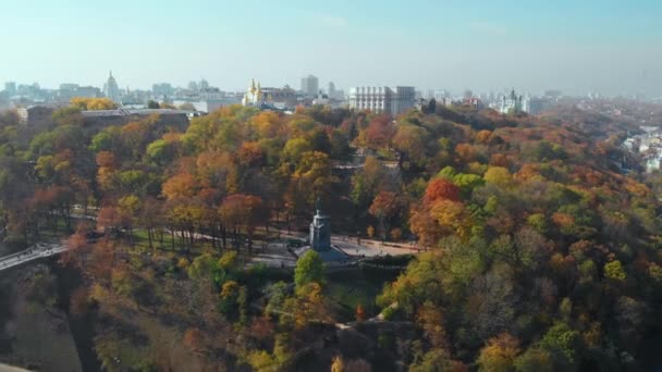 Utsikt över monumentet till Vladimir Döparen. — Stockvideo