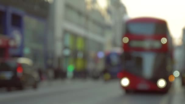 Klasyczny widok na ulicę Londynu. Niewyraźne ujęcia — Wideo stockowe