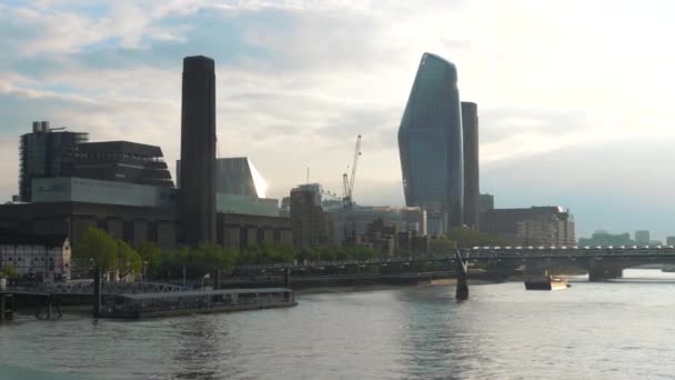 London Millennium Bridge vid solnedgången, London City — Stockvideo