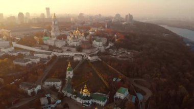 Kiev-Pechersk Lavra yakınlarındaki Kiev Panoraması, gün batımı