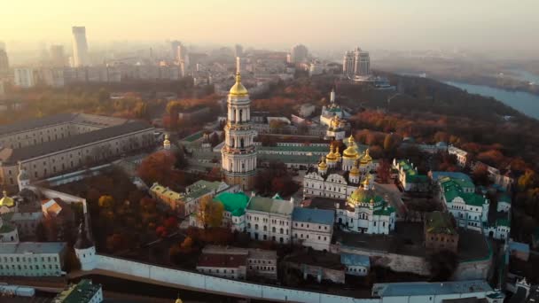 Vista aérea del monasterio de Kiev Pechersky en Ucrania . — Vídeos de Stock