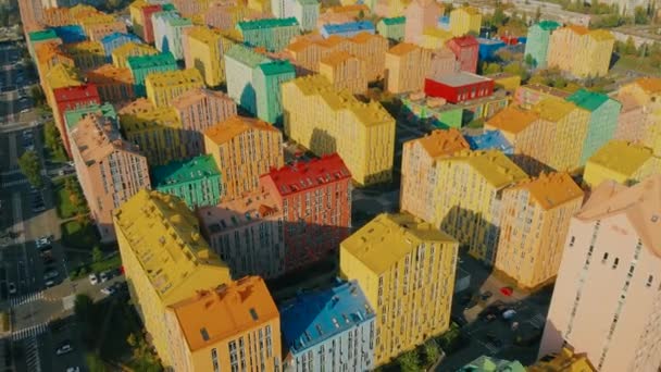 Bâtiments résidentiels colorés. Vue aérienne . — Video