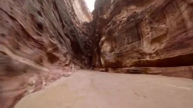 Antik Petra şehrinde, Kanyonun İçinde Yürüyorum