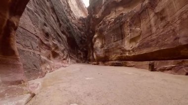 Antik Petra şehrinde, Kanyonun İçinde Yürüyorum