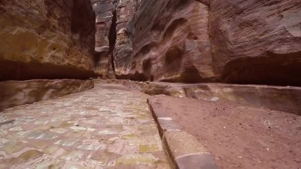 Caminando dentro del cañón en la antigua ciudad de Petra — Vídeos de Stock