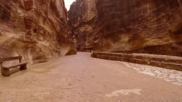 Caminando dentro del cañón en la antigua ciudad de Petra — Vídeos de Stock