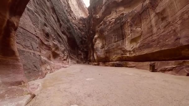 Caminando dentro del cañón en la antigua ciudad de Petra — Vídeo de stock
