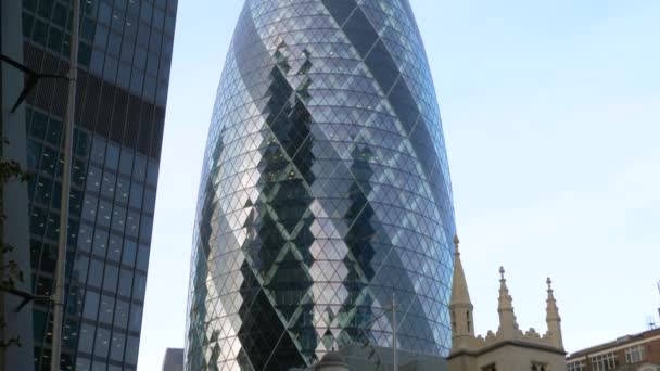 Kancelářská budova Gherkin v londýnské City — Stock video